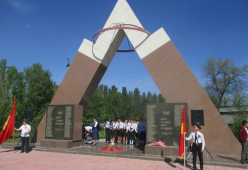 9 мая памятник в селе Кенеш.